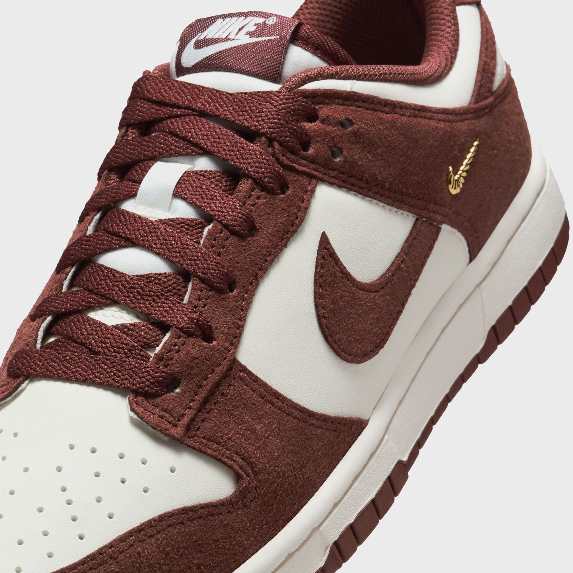 Nike WMNS Dunk Low - Sail / Red Sepia / Metallic Gold