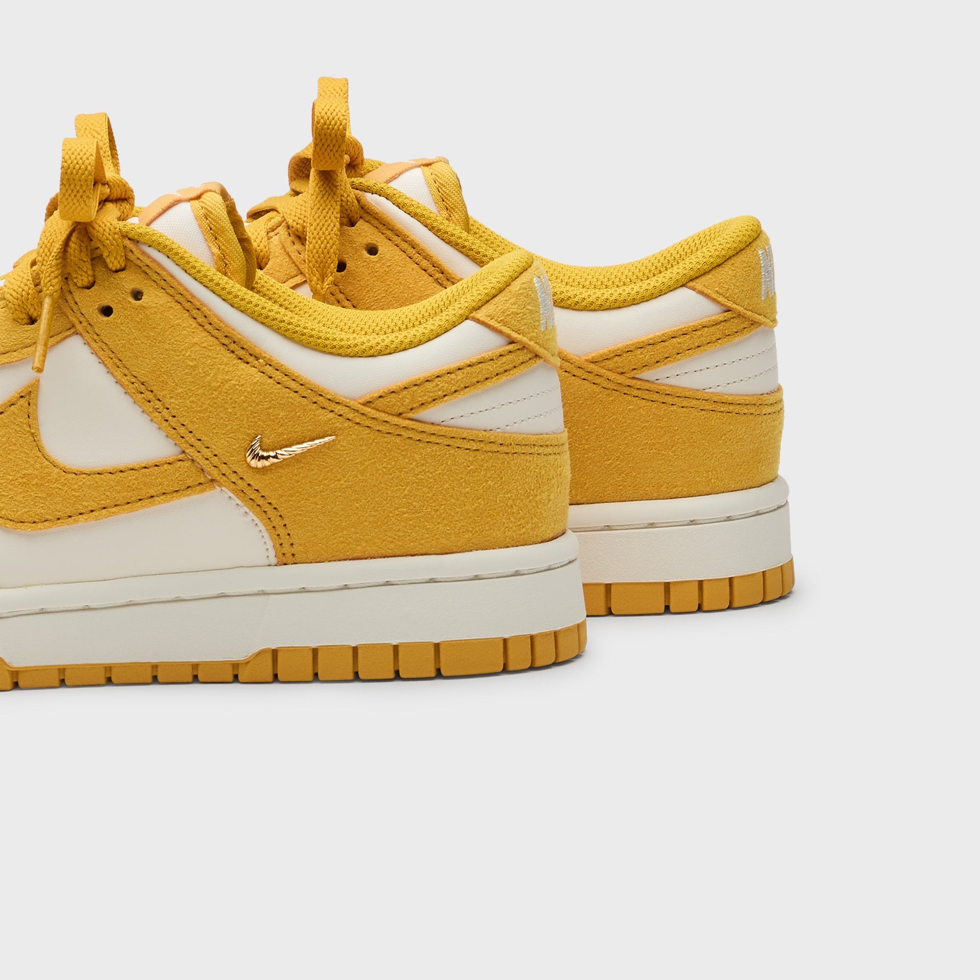 Nike WMNS Dunk Low - Pale Ivory / Dark Sulfur / Sail