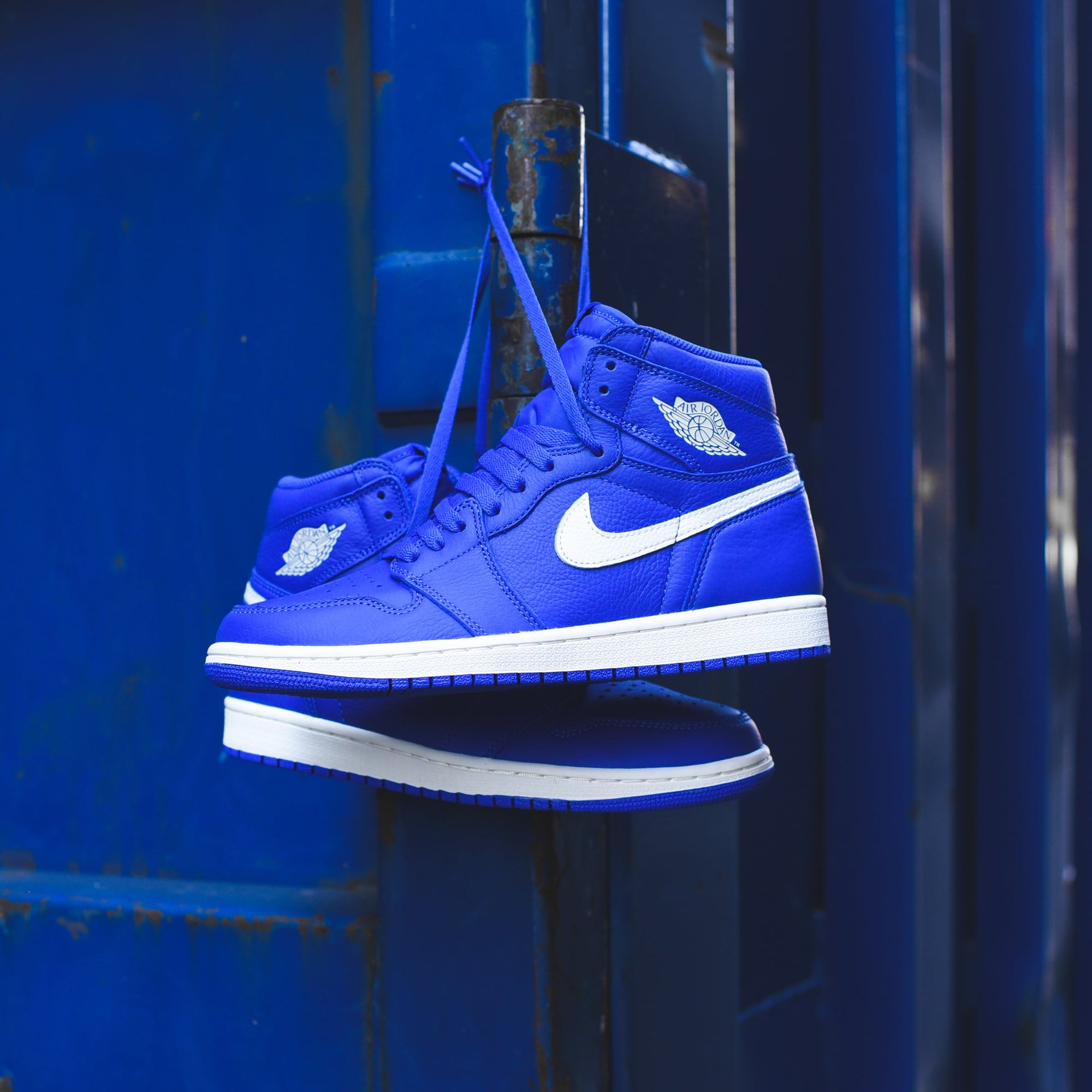 Nike Air Jordan 1 - Hyper Royal / Sail