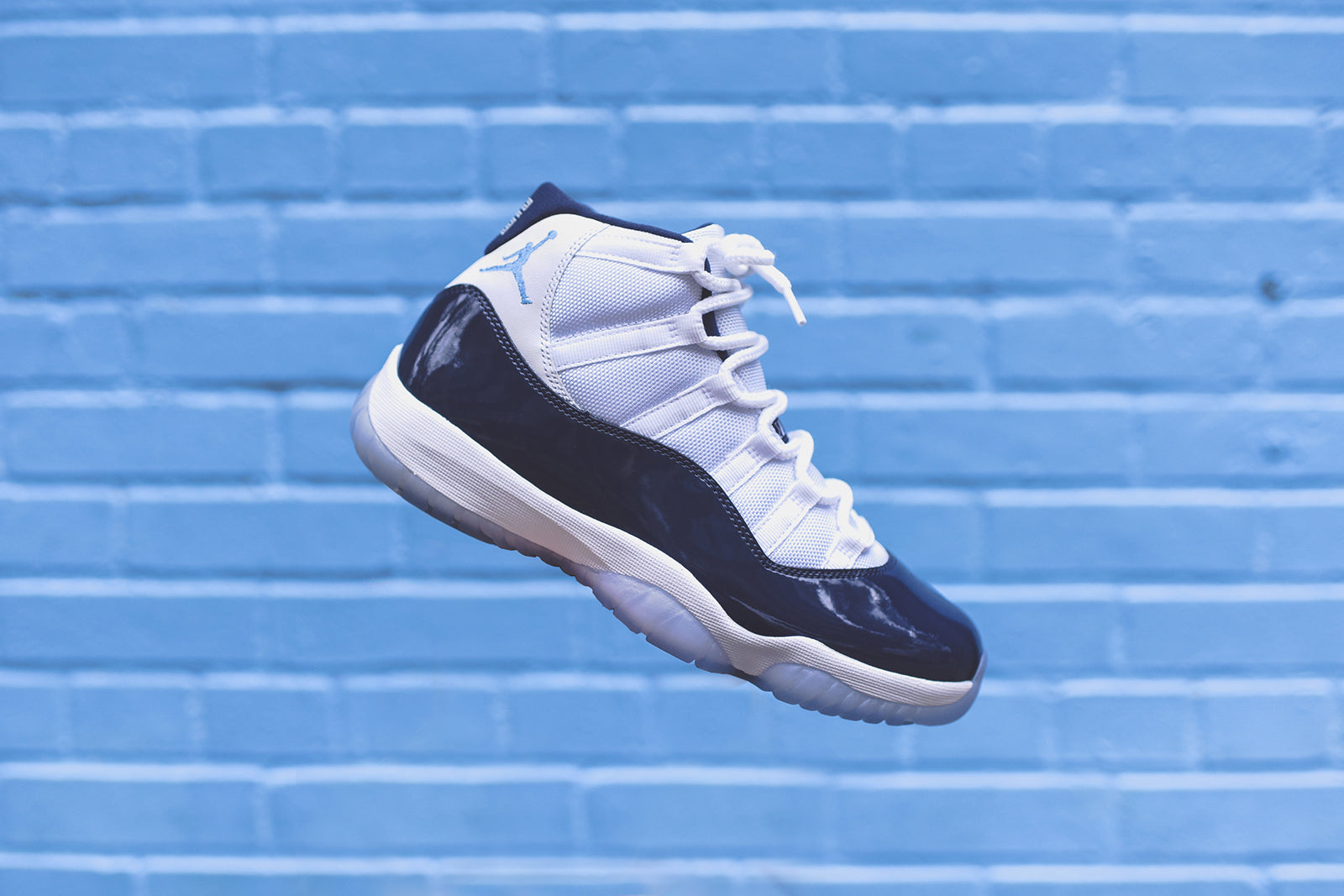 Nike Air Jordan 11 Retro - White / University Blue