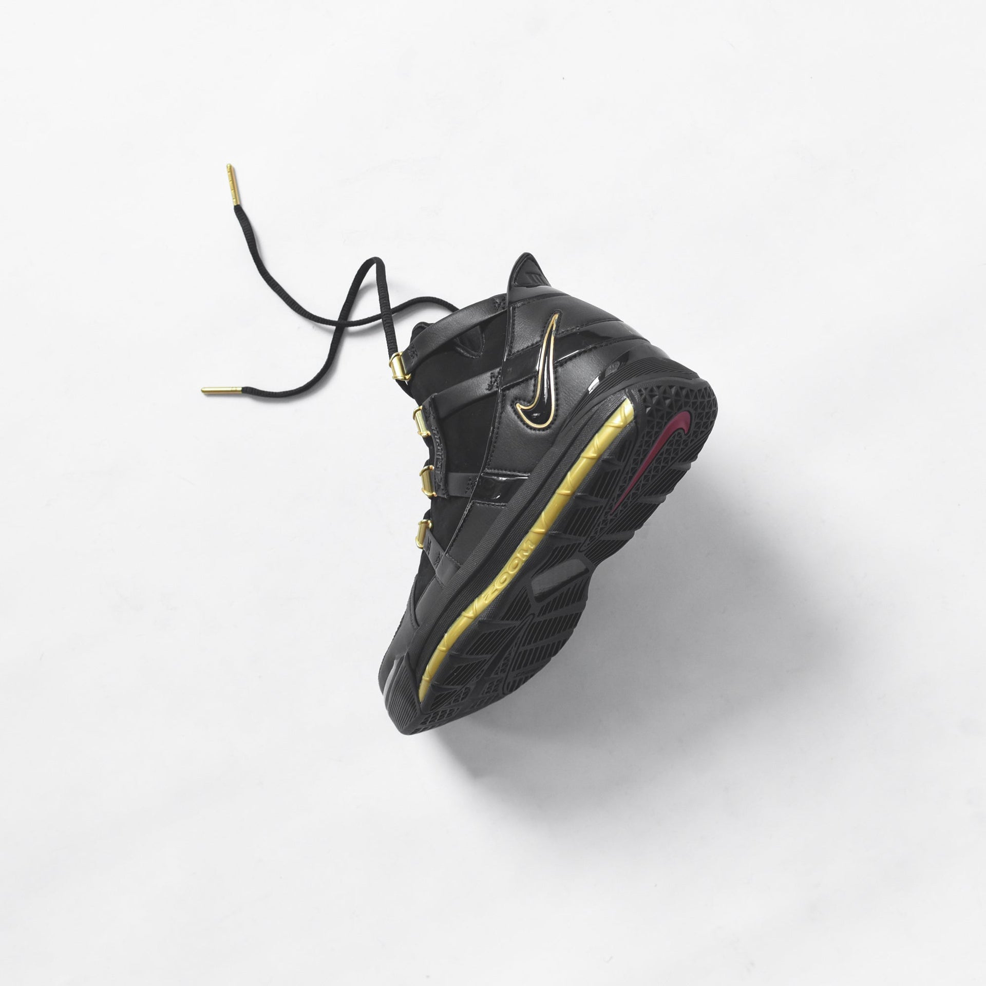 Nike Zoom LeBron III - Black / Metallic Gold