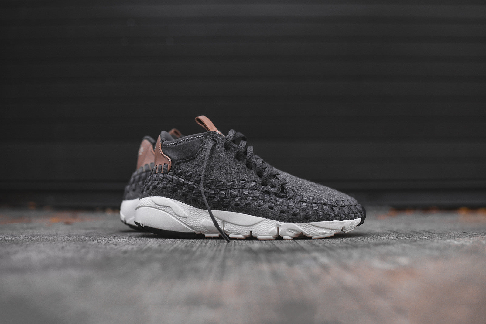 Nike Air Footscape Chukka SE - Dark Grey / Sail / Vachetta Tan