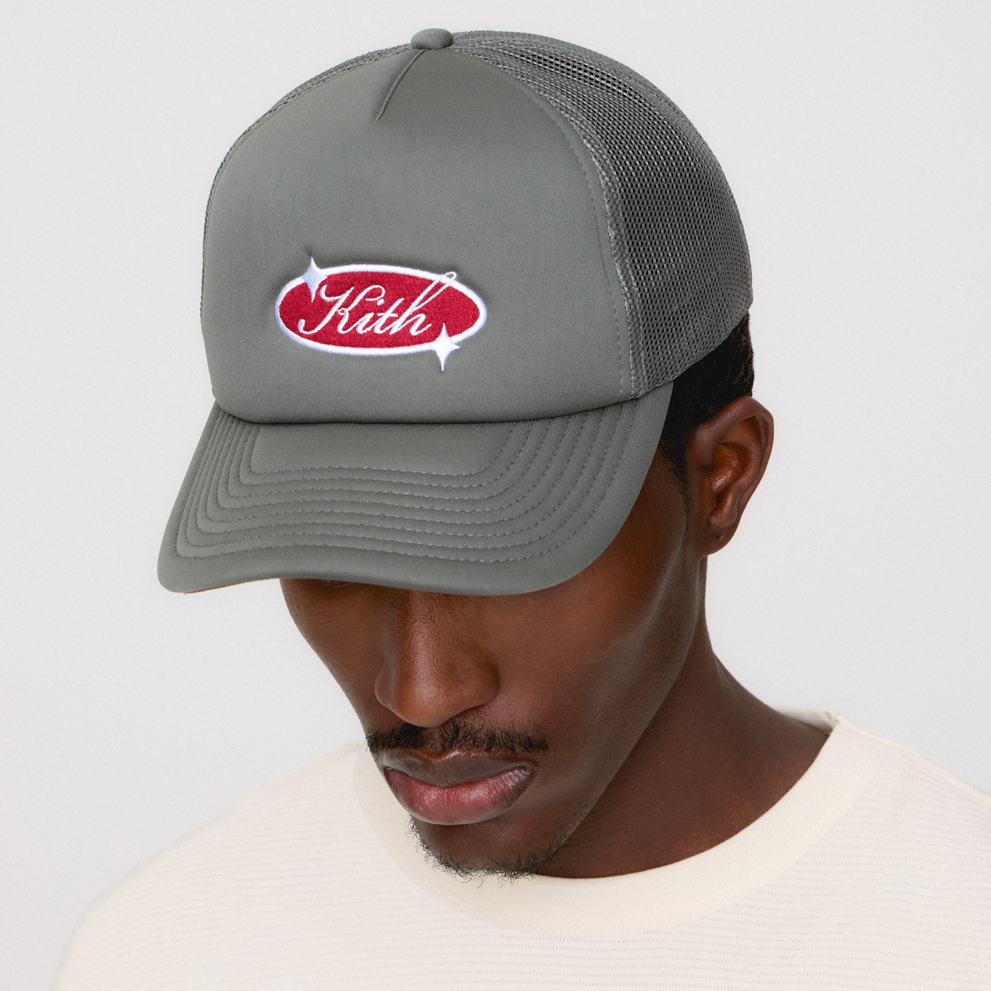 ★25SS★Kith Freeway Logo Poly Foam Nolan Trucker Hat KHM051125-001-Front_grande.jpg