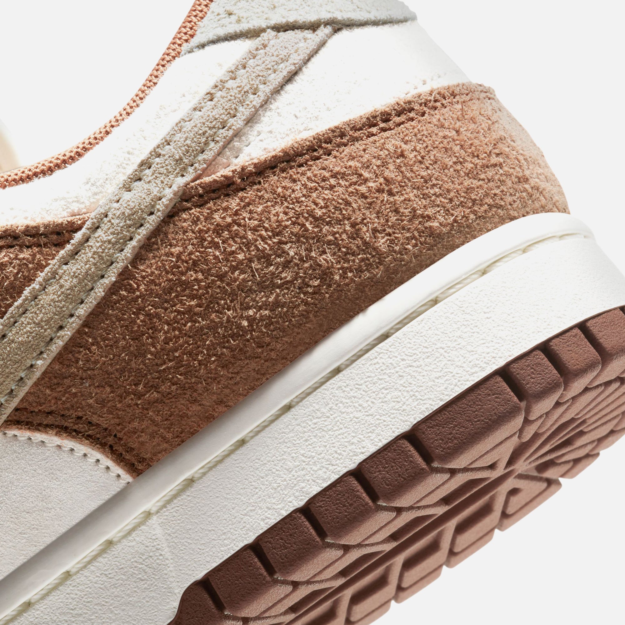 GQ2247◇NIKE : DUNK LOW PRM DD-1390-100 Nike Dunk Low Retro PRM - Sail / Fossil / Med Curry – Kith