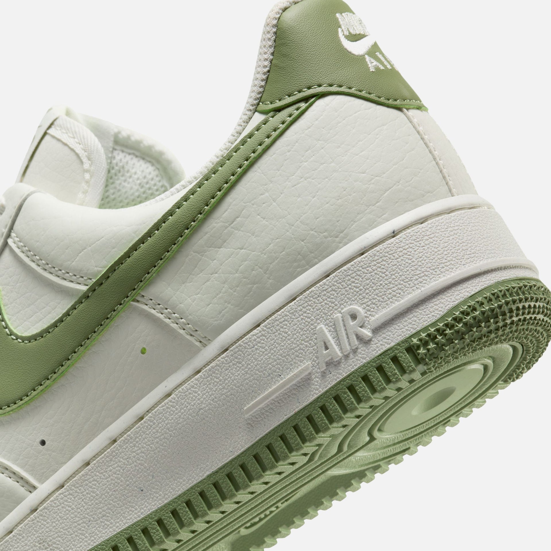 Nike WMNS Air Force 1 '07 SE - Sail / Oil Green / Sail