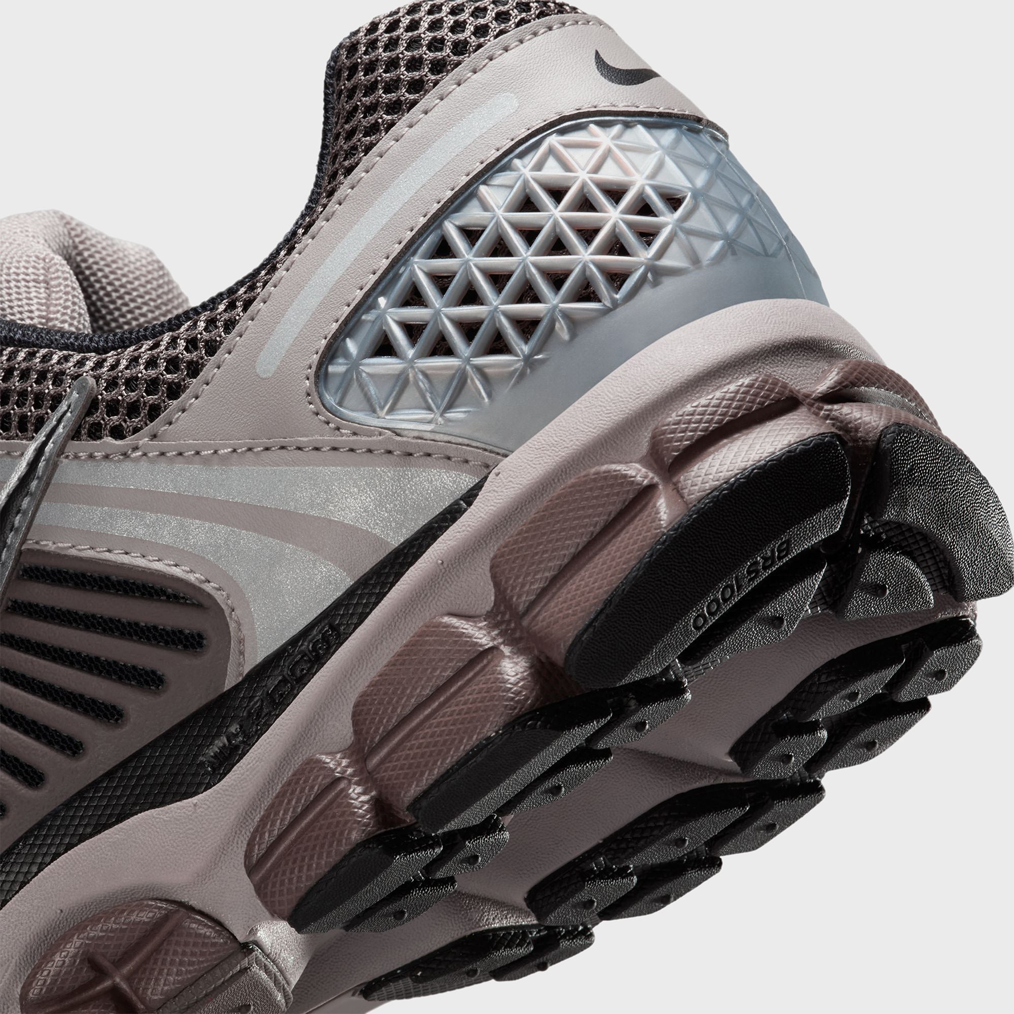 Nike Zoom Vomero 5 - College Grey / Black / Cave Stone