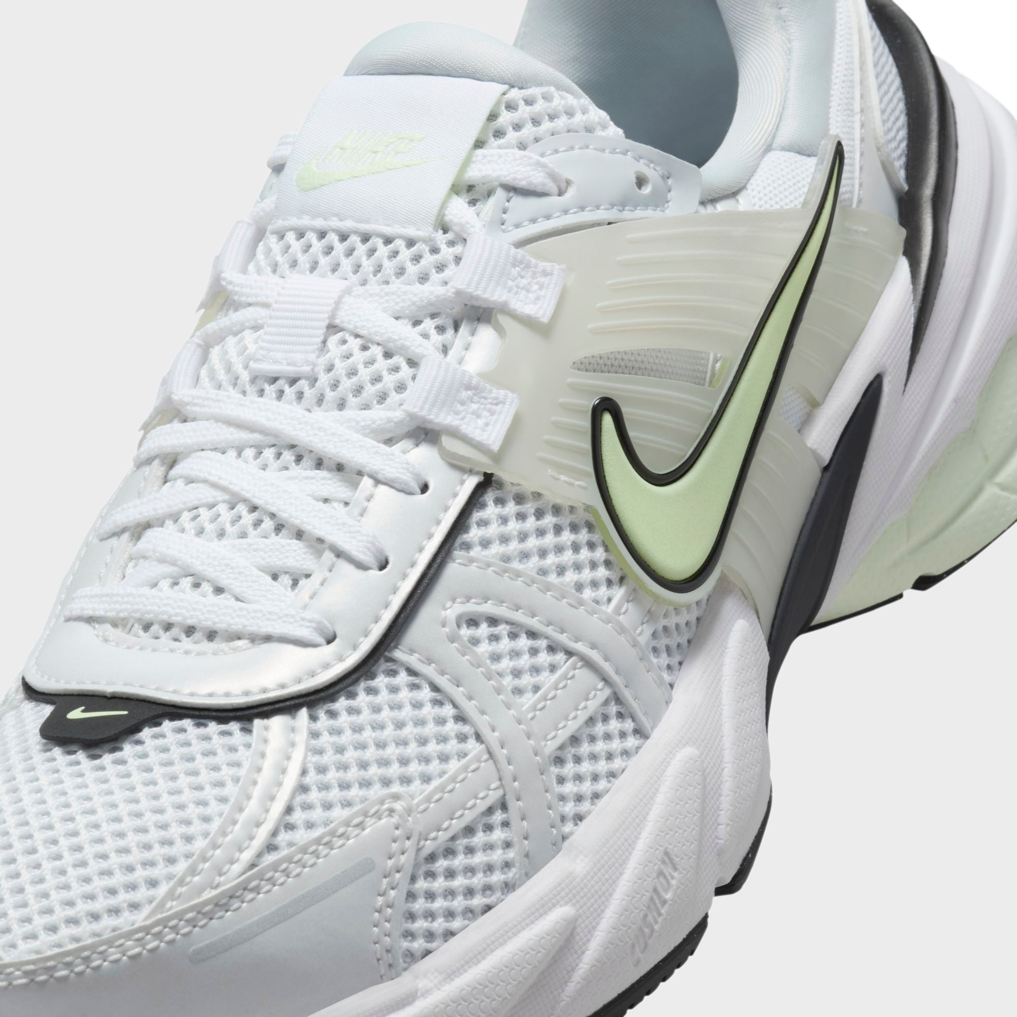 Nike WMNS V2K Run - White / Pure Platinum / Summit White / Volt