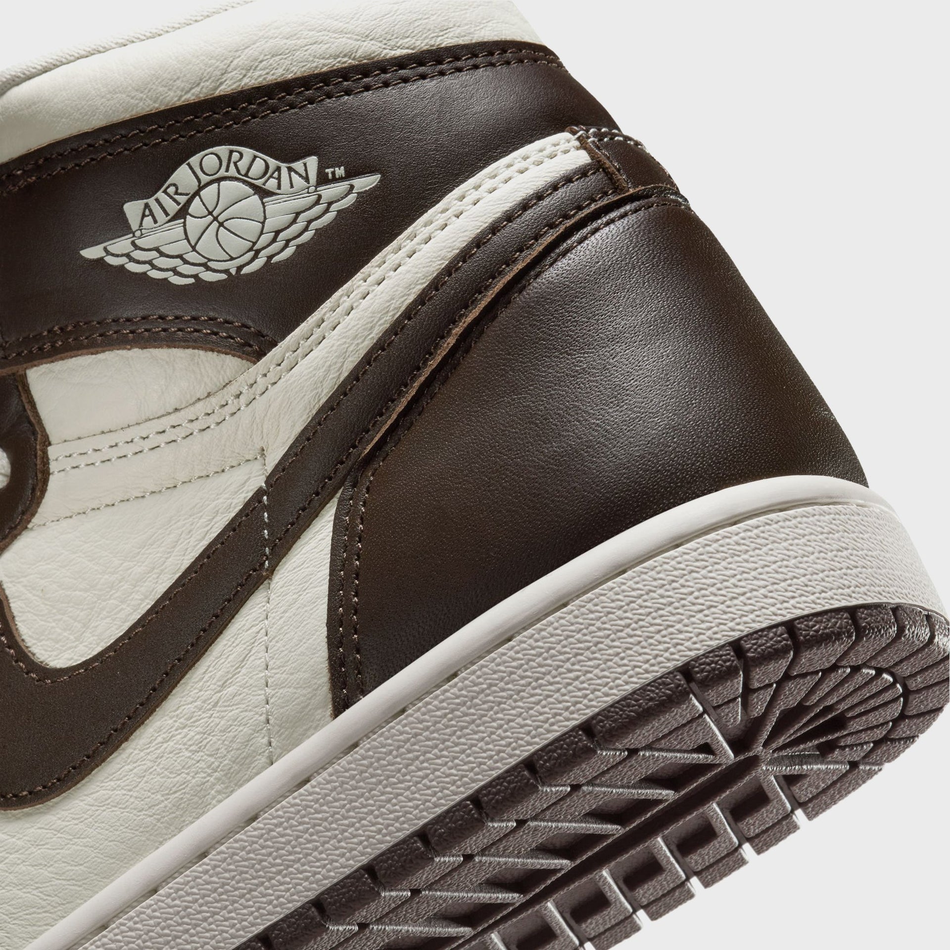 Nike WMNS Air Jordan 1 Retro High OG - Baroque Brown / Sail / Light Madder Root