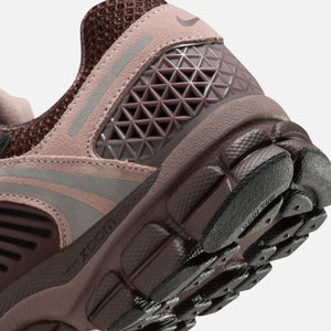 Nike WMNS Zoom Vomero 5 - Plum Eclipse / Black / Pink Oxford / Earth
