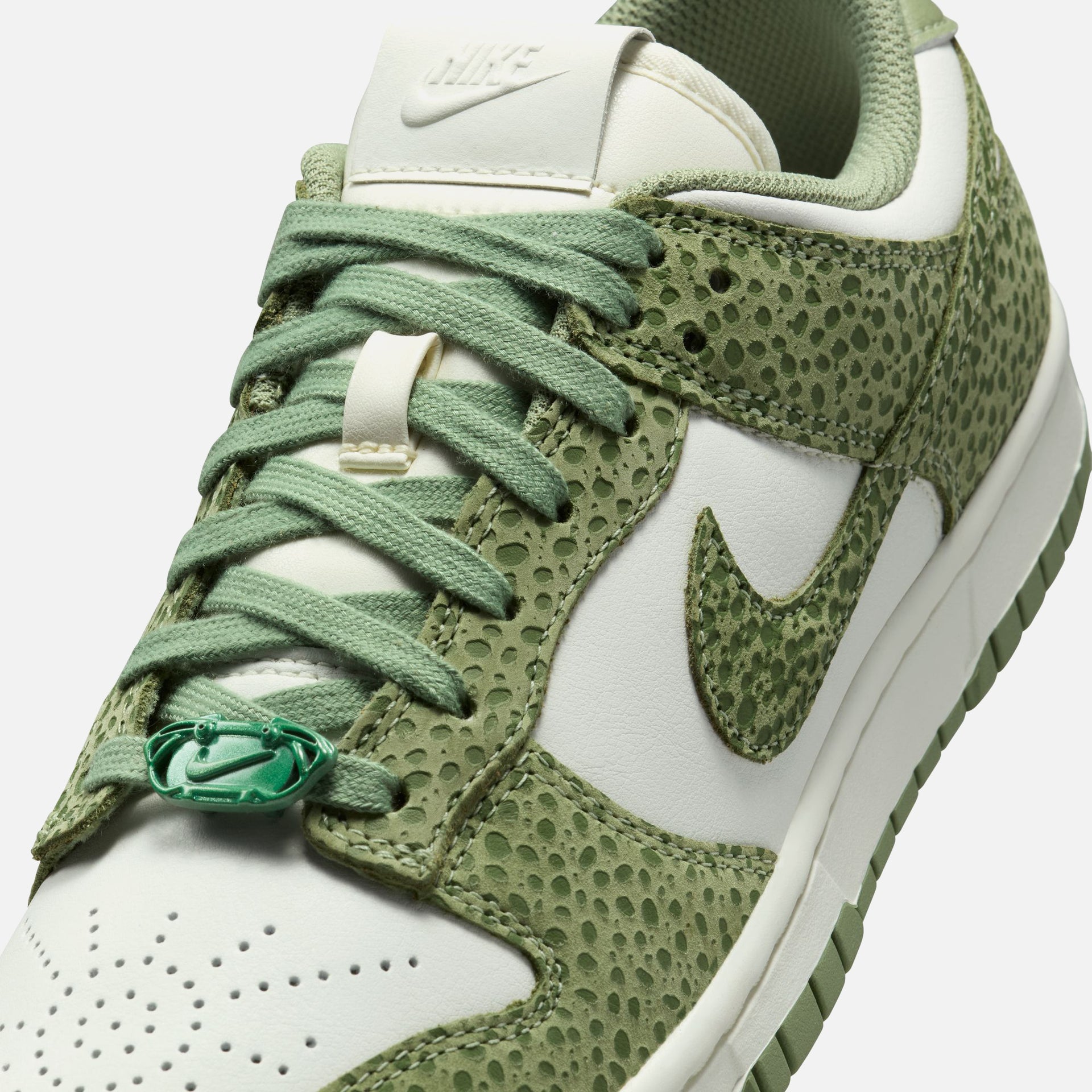 Nike WMNS Dunk Low PRM - Oil Green / Oil Green / Treeline / Sail