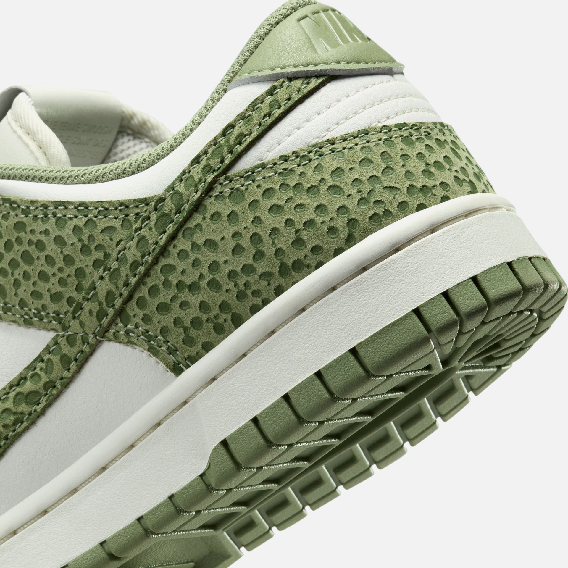 Nike WMNS Dunk Low PRM - Oil Green / Oil Green / Treeline / Sail