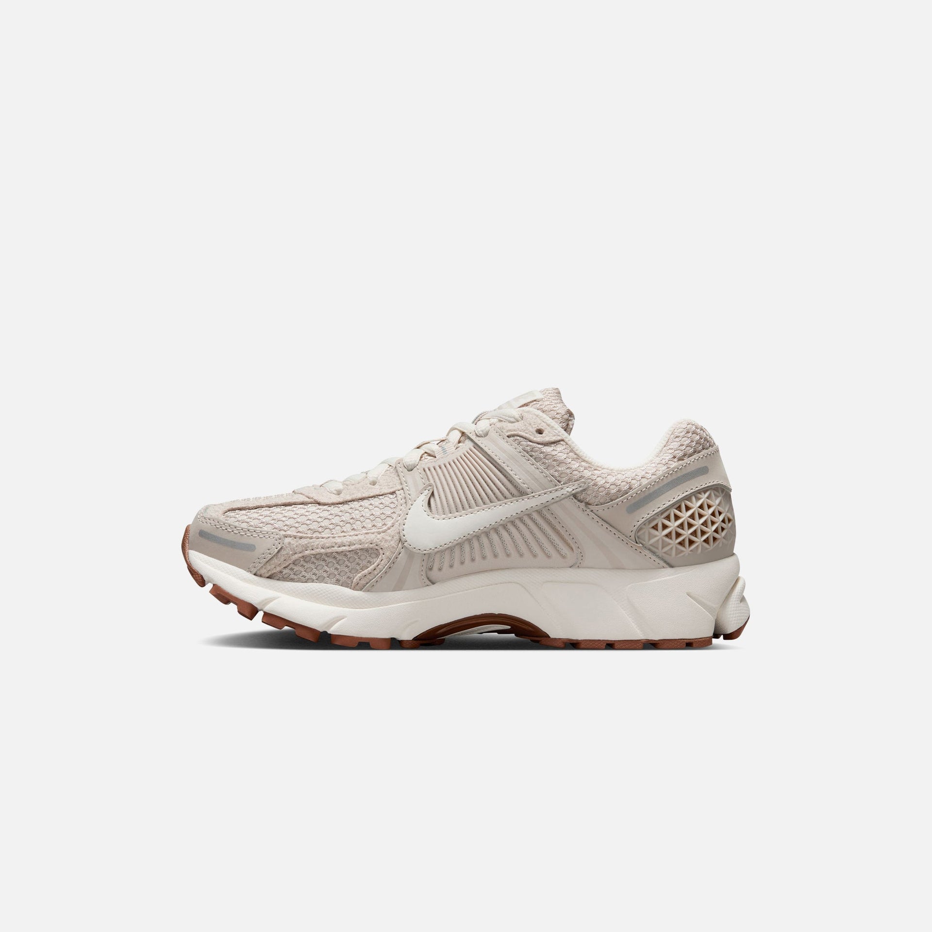 Nike WMNS Zoom Vomero 5 - Light Orewood Brown / Sail / Metallic Silver / Gum Medium Brown