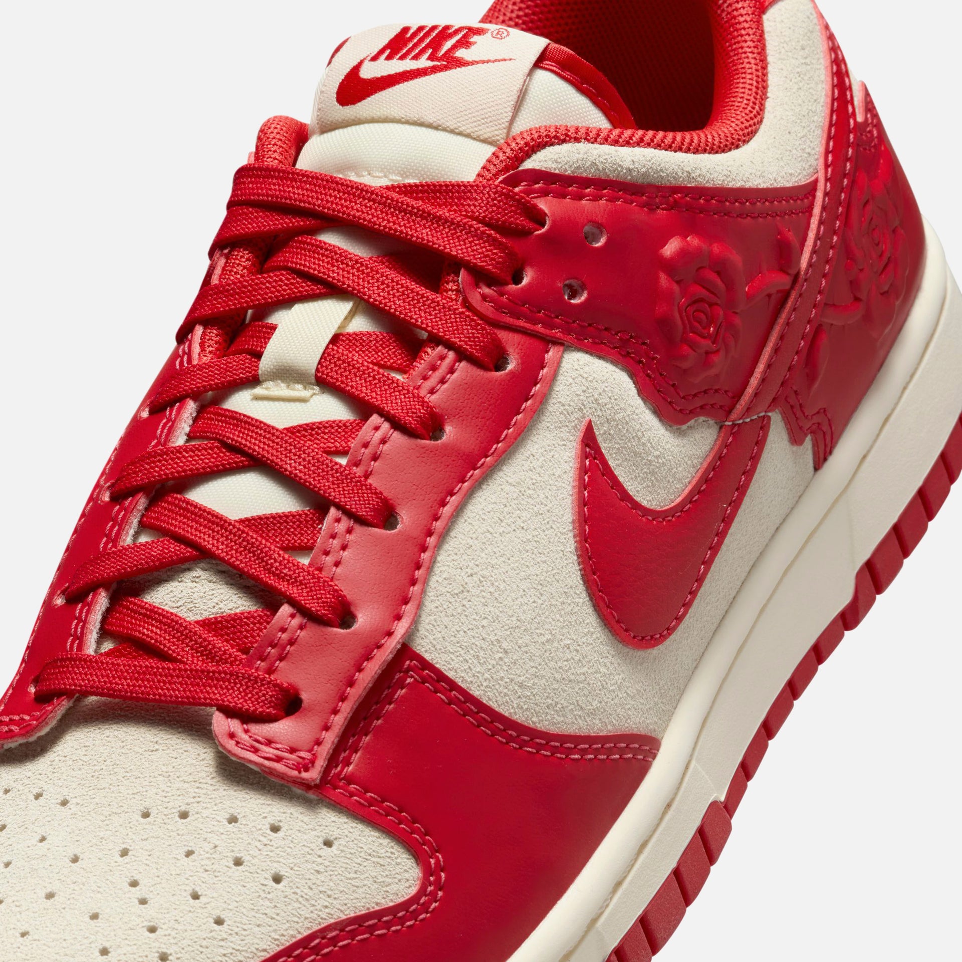 Nike WMNS Dunk Low SE - Coconut Milk / University Red / Pale Ivory