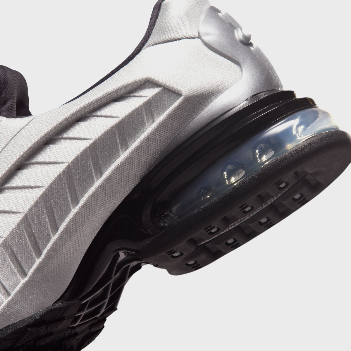 Nike WMNS Air Max Dolce - Metallic Silver / Black