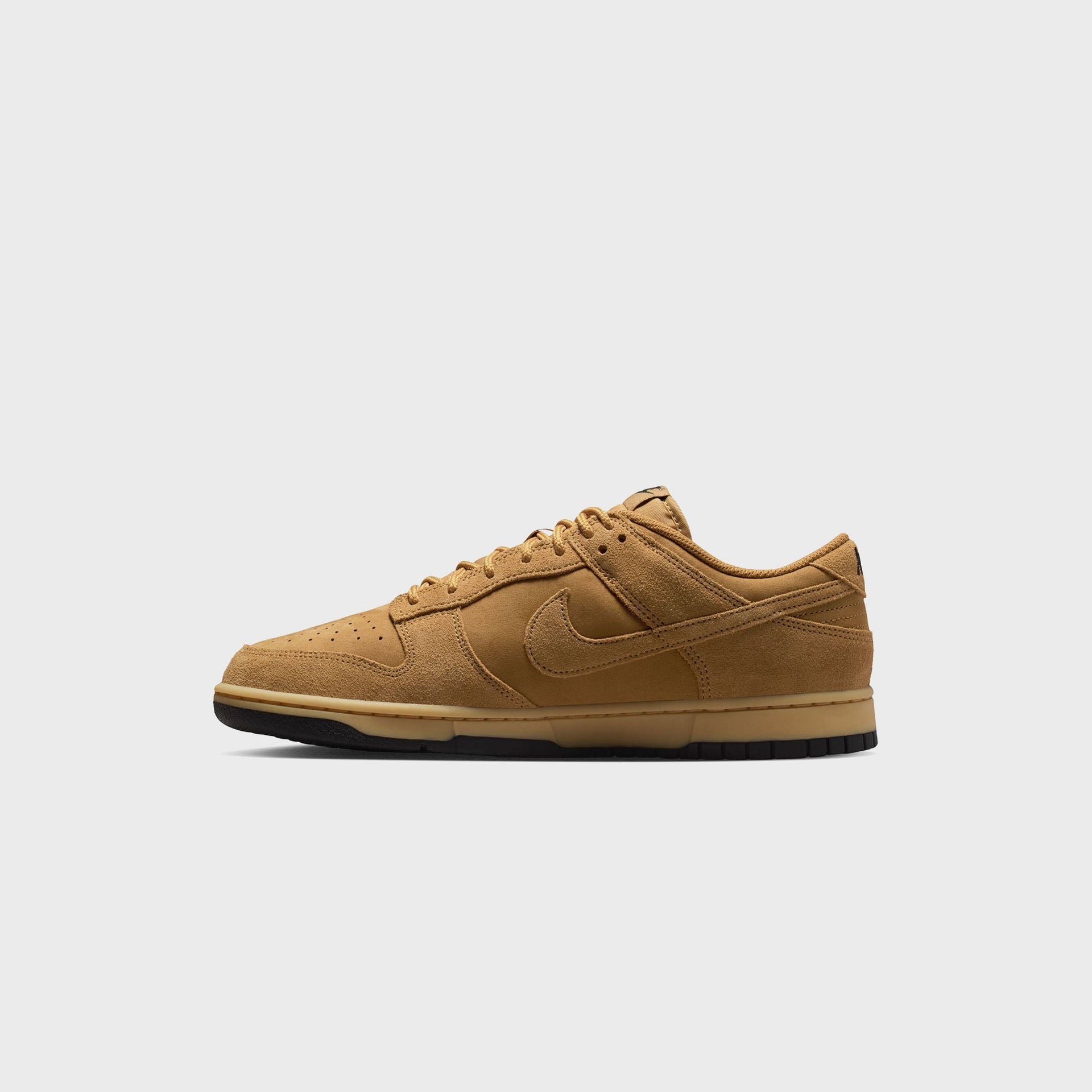 Nike Dunk Low Retro SE - Wheat / Black