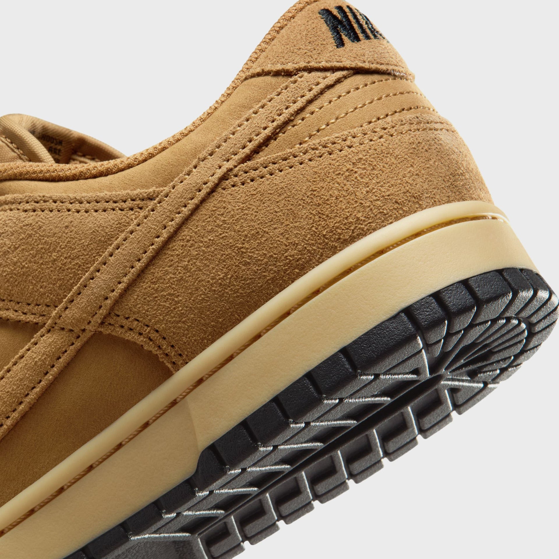Nike Dunk Low Retro SE - Wheat / Black