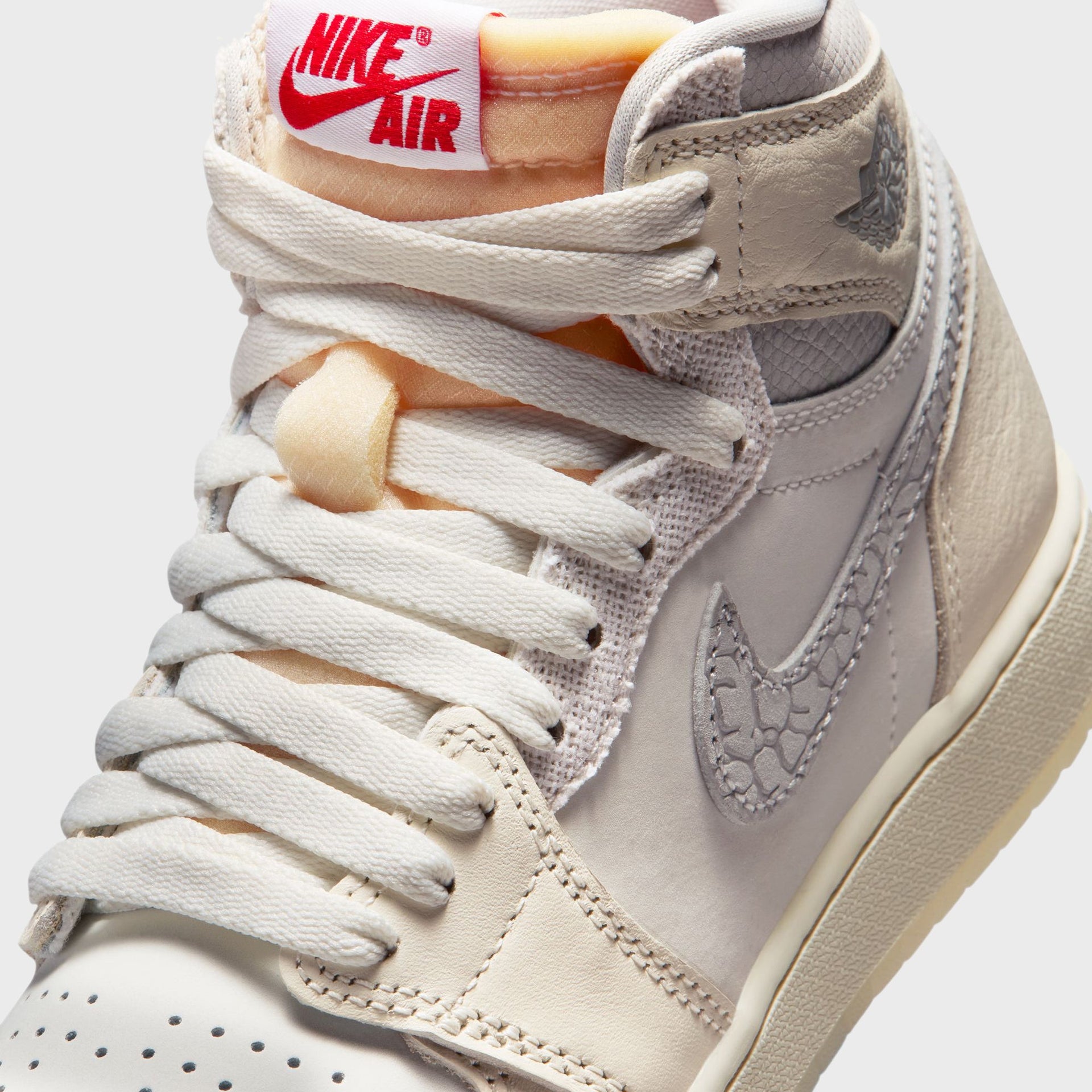 Jordan GS Air Jordan 1 Retro High OG - Sail / University Red/ Pale Ivory / Coconut Milk / Phantom
