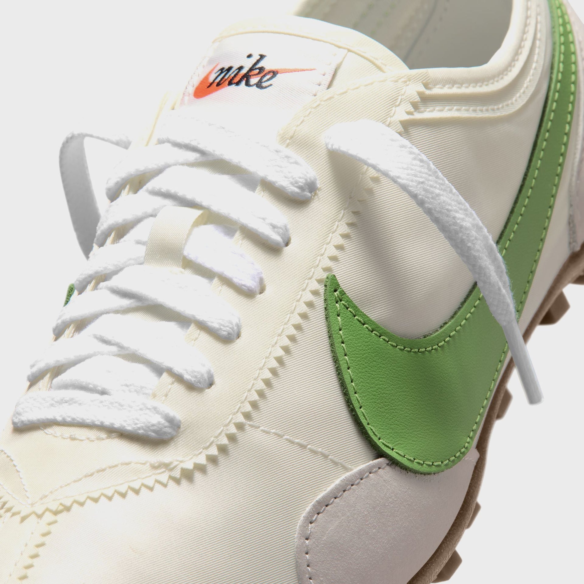 Nike WMNS Moon Shoe - Sail / Chlorophyll