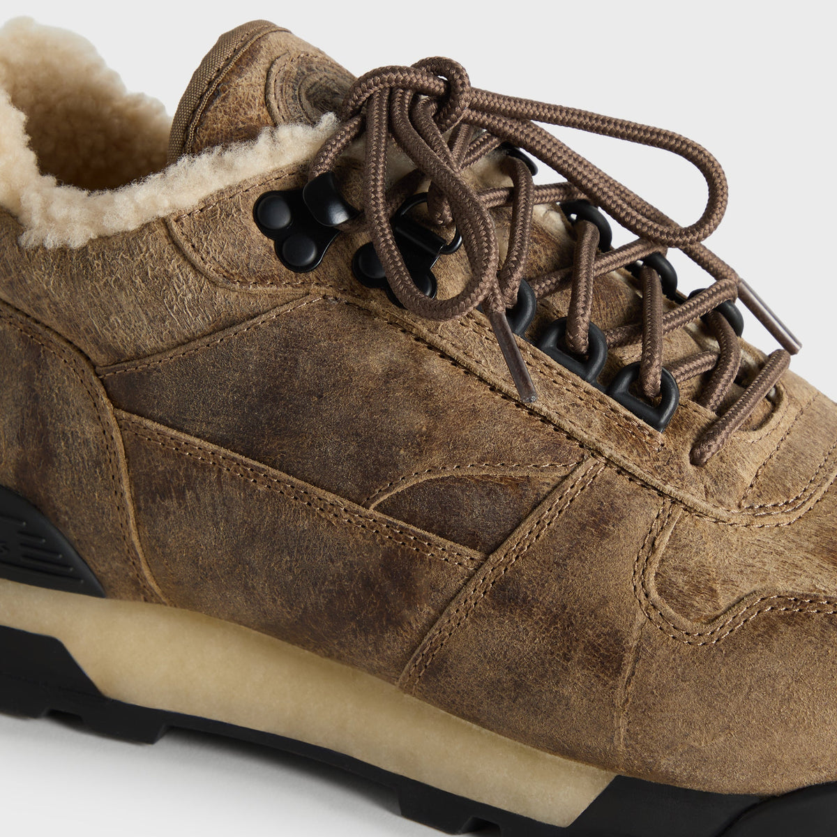 8th St by Ronnie Fieg for Clarks Originals Laddow Shearling - Brown