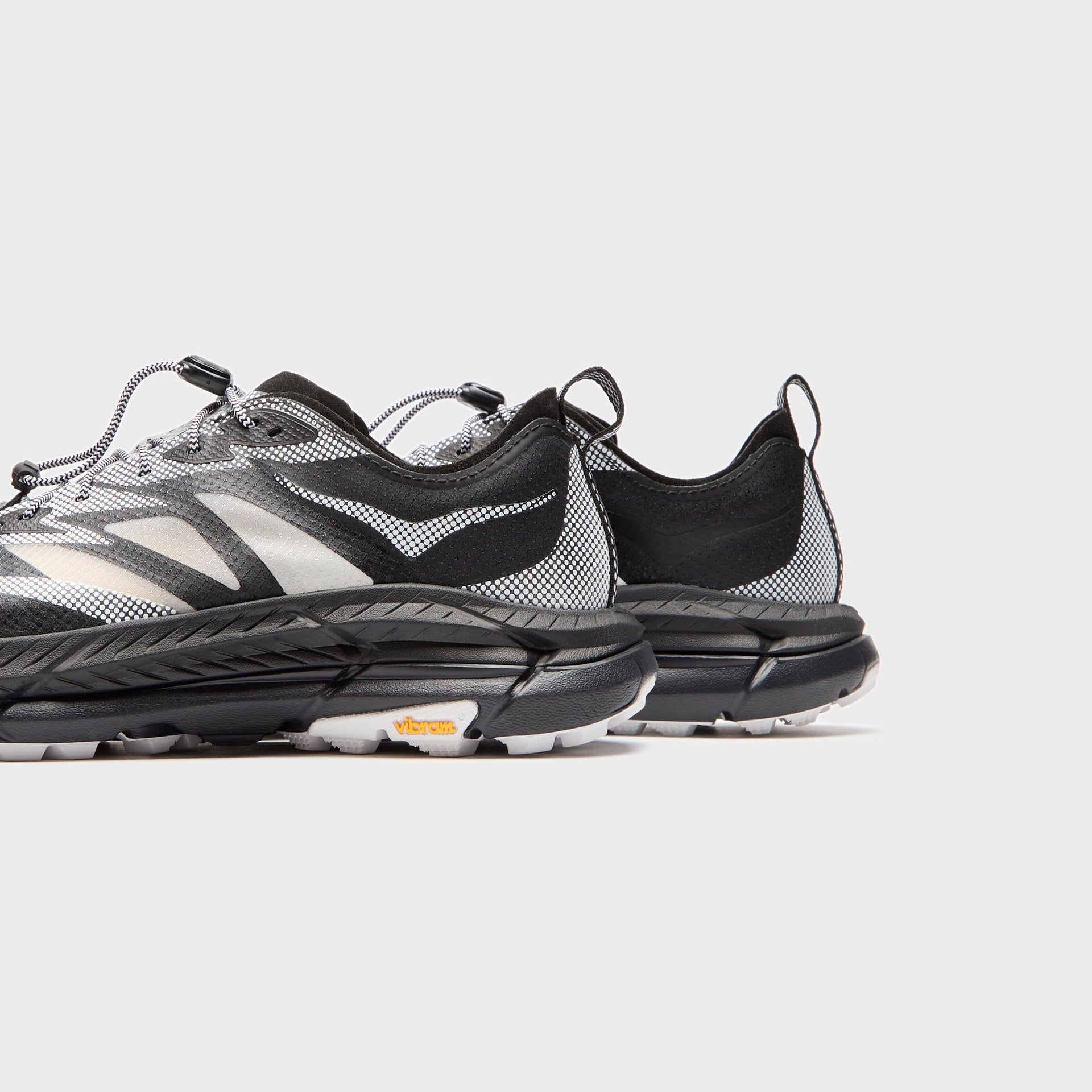HOKA U Mafate Speed 4 Lite Ts - Black / White