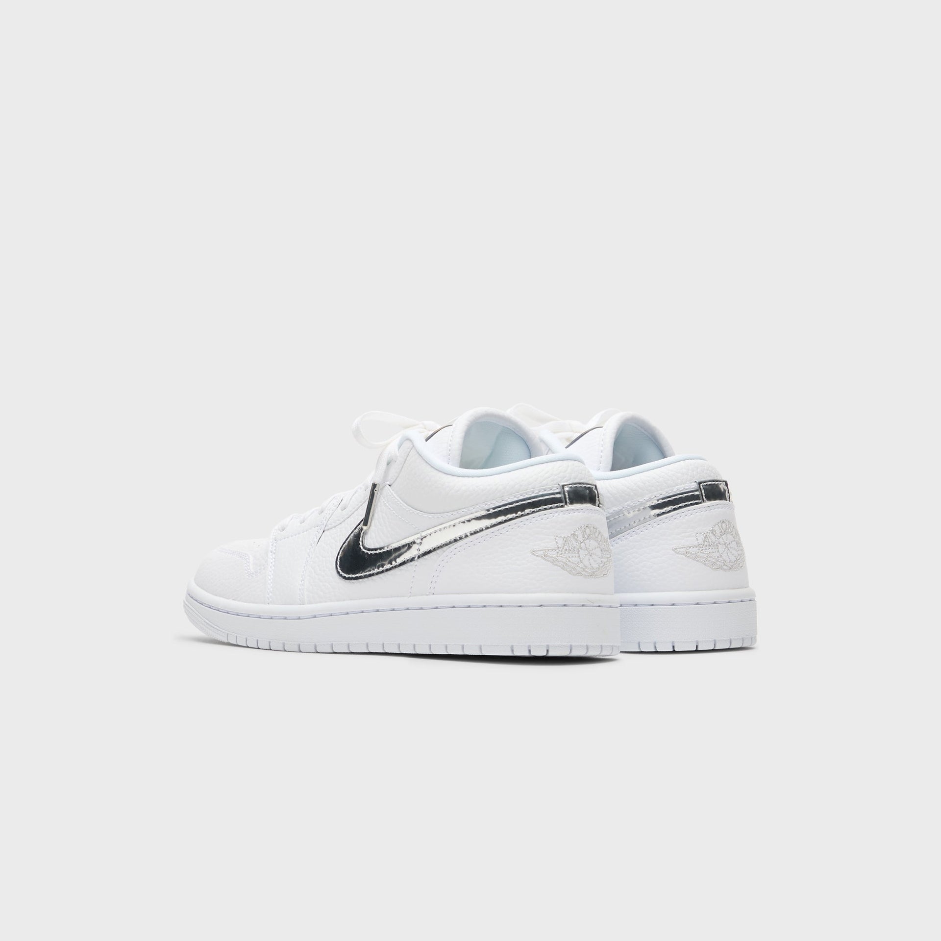 Jordan WMNS Air Jordan 1 Low SE - White / Metallic Silver