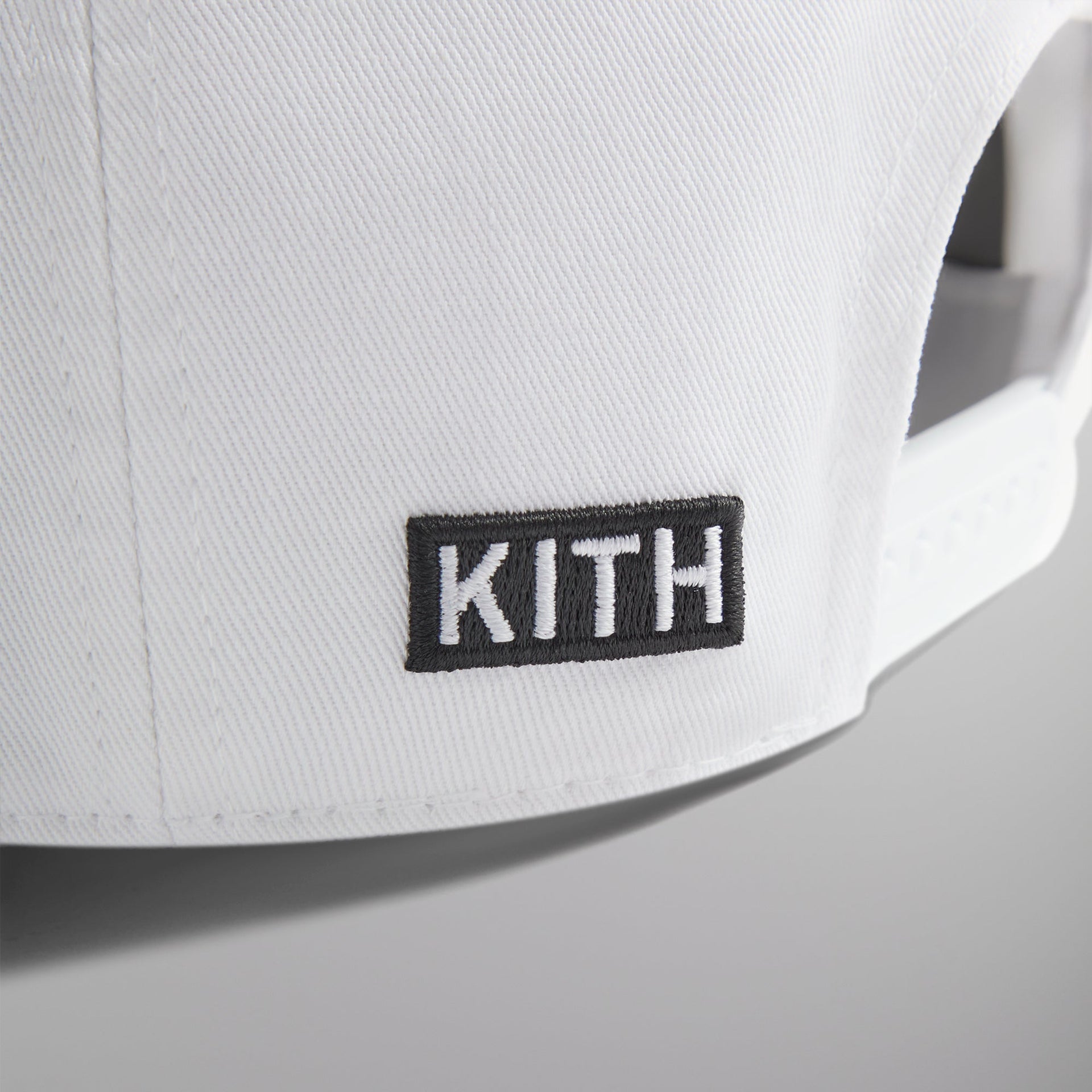 Marvel | Kith Gwynn Pinch Crown Snapback - White