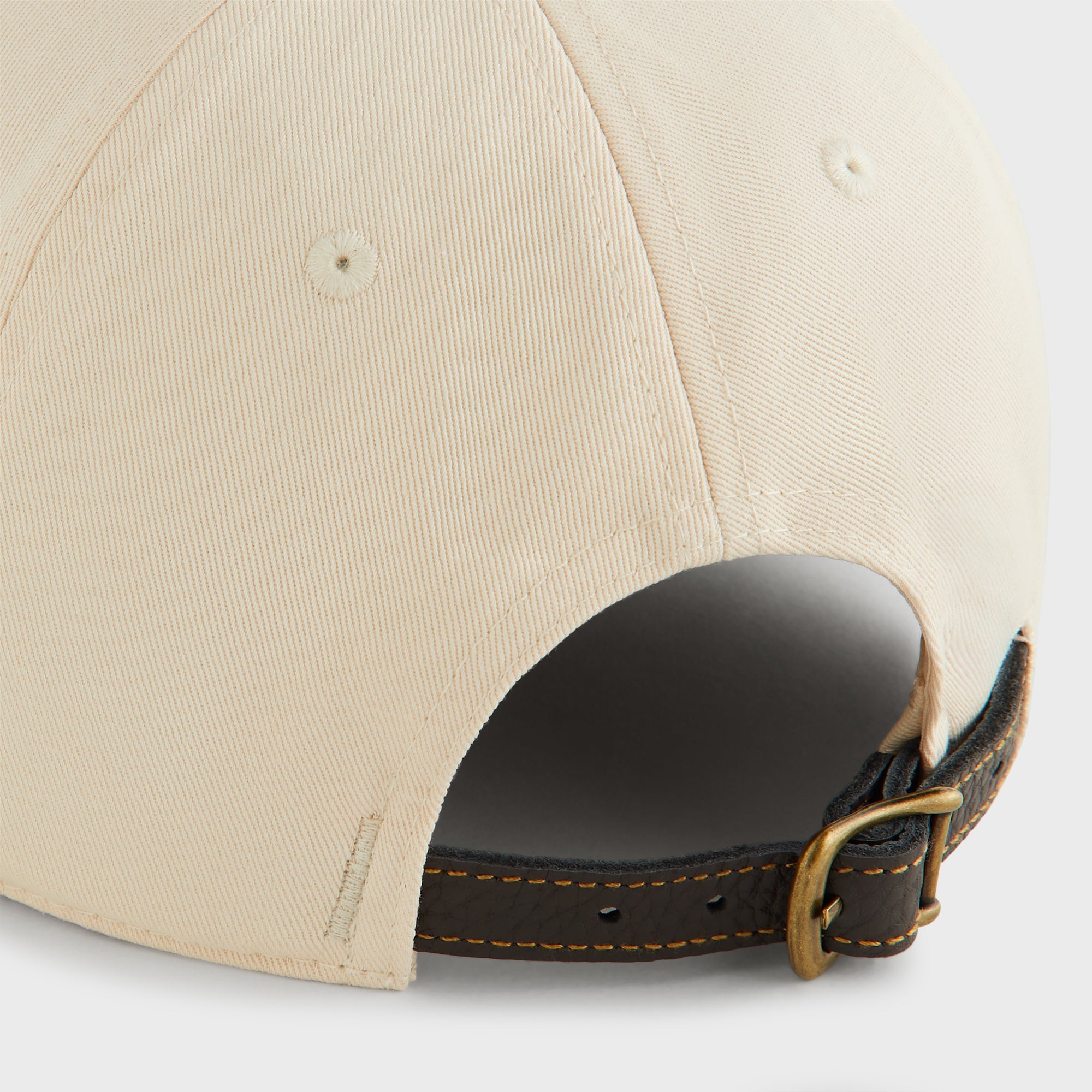 Kith South2 West8 Aaron Classic Cap 黒 Kith Two-Tone Suede Brim Aaron Classic Cap - Black – Kith Canada