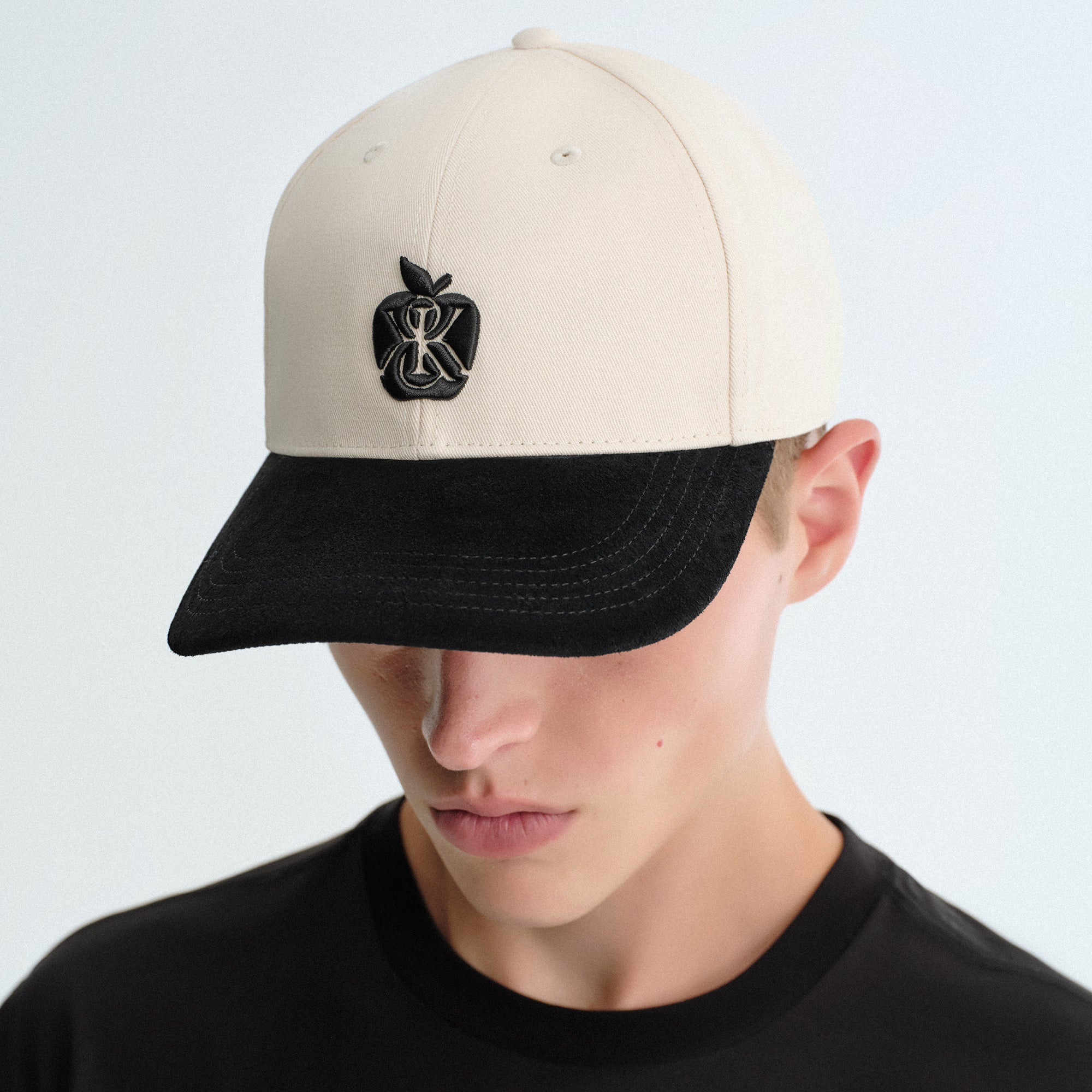 Kith South2 West8 Aaron Classic Cap 黒 Kith Two-Tone Suede Brim Aaron Classic Cap - Black – Kith Canada