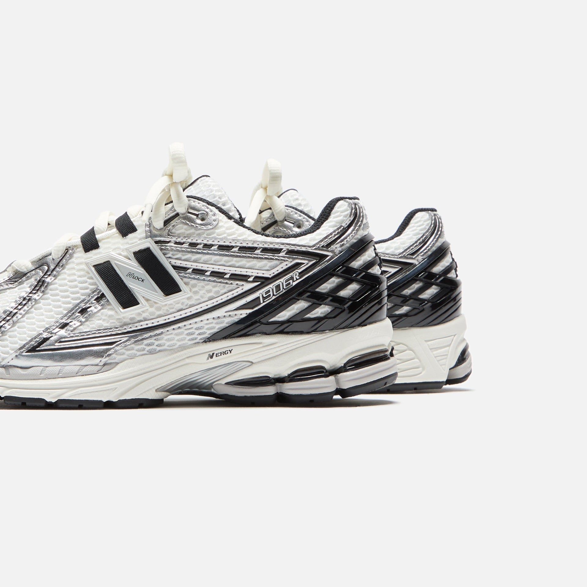 New Balance 1906R - Silver Metallic / Black / Sea Salt