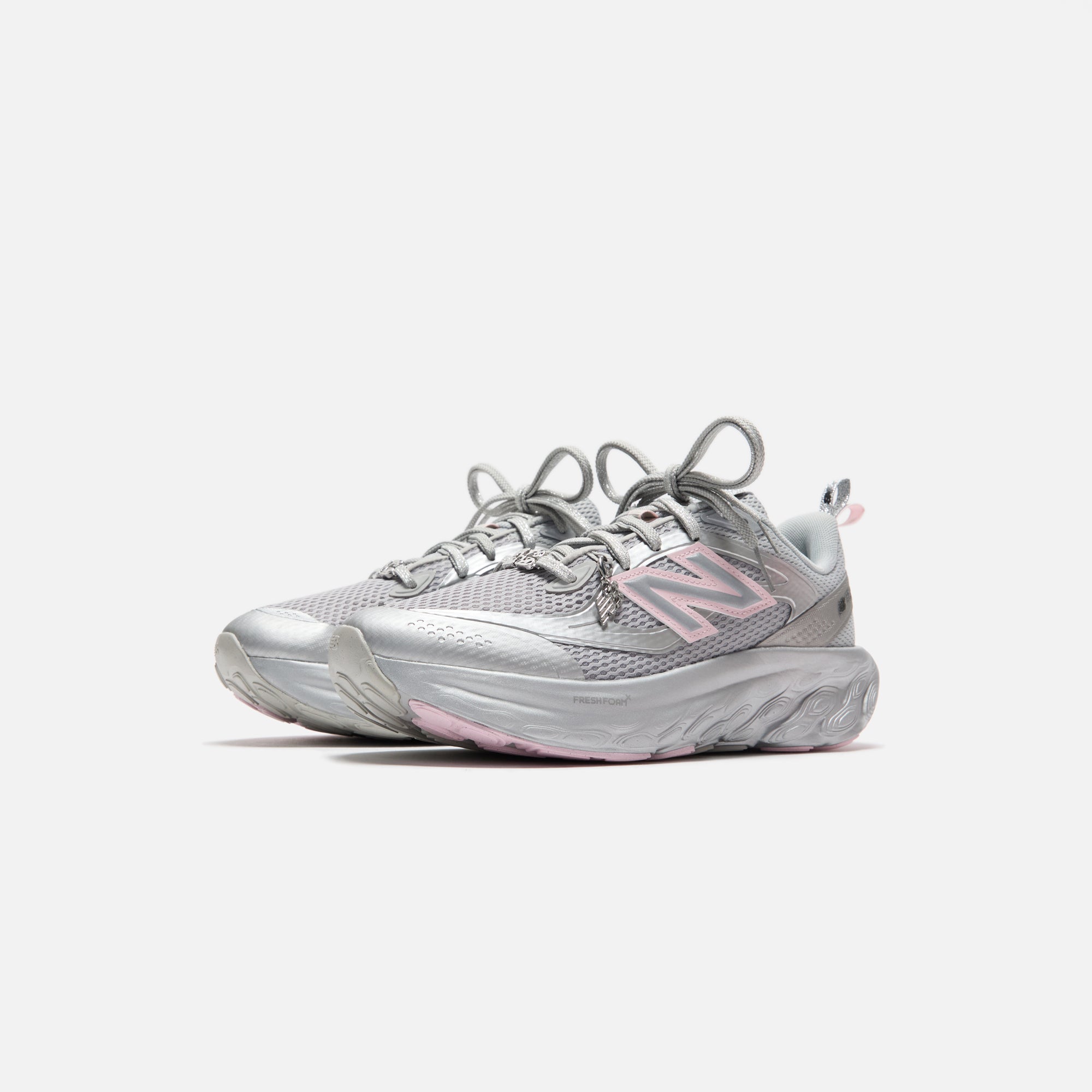 GANNI × New Balance シューズ(女性用) ガニー×ニューバランス“蝶のチャーム付き”スニーカー、淡い