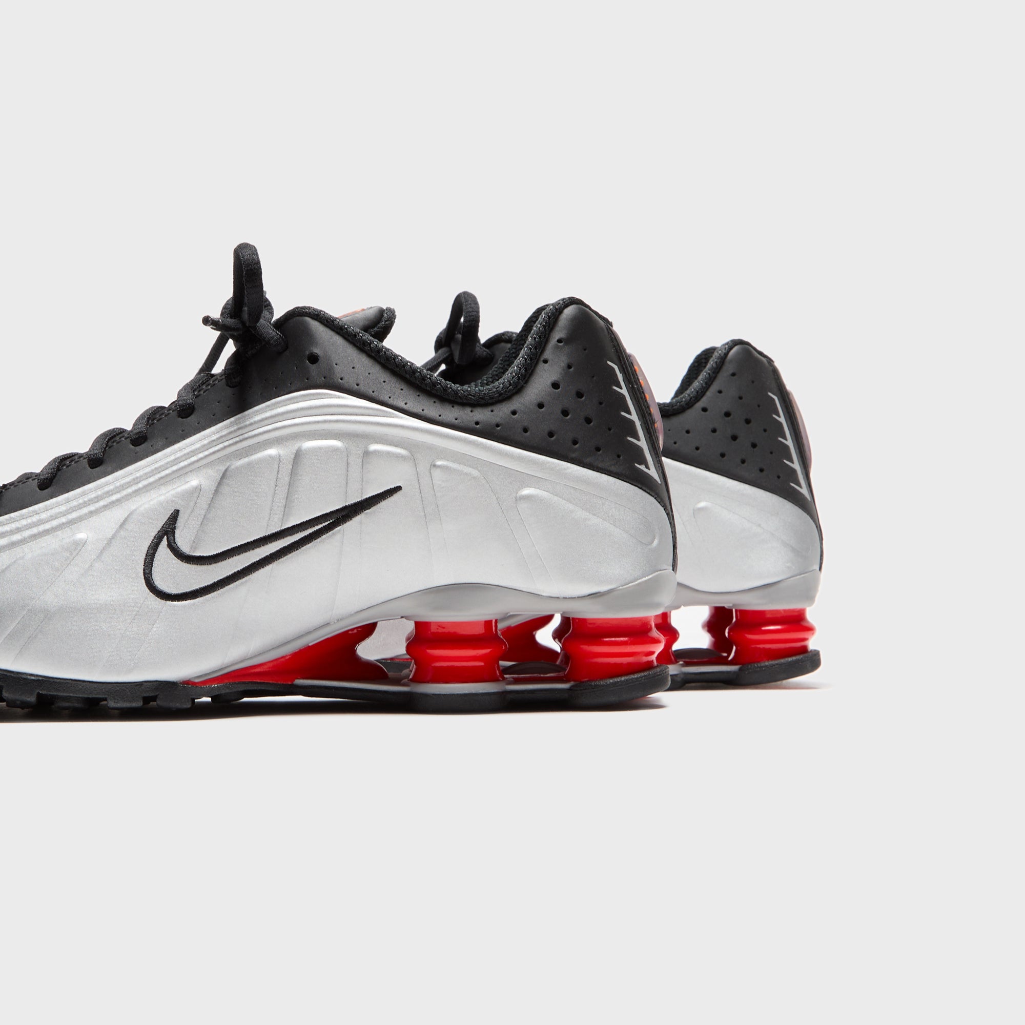 靴 NIKE SHOX R4 BLACK MAX ORANGE Nike Shox R4 Black Grailify 11.jpg