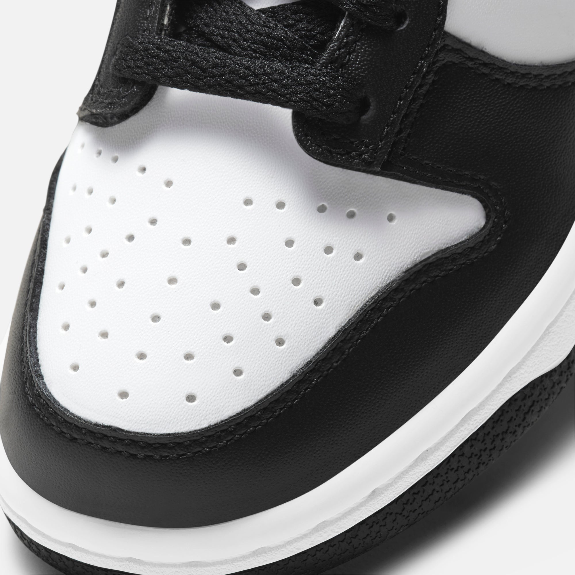 Nike GS Dunk Low \"White/Black 22.5㎝ Nike GS Dunk Low - White / Black – Kith Canada
