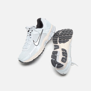 Nike WMNS Zoom Vomero 5 - Pure Platinum / Light Orewood Brown / Wolf Grey / Chrome