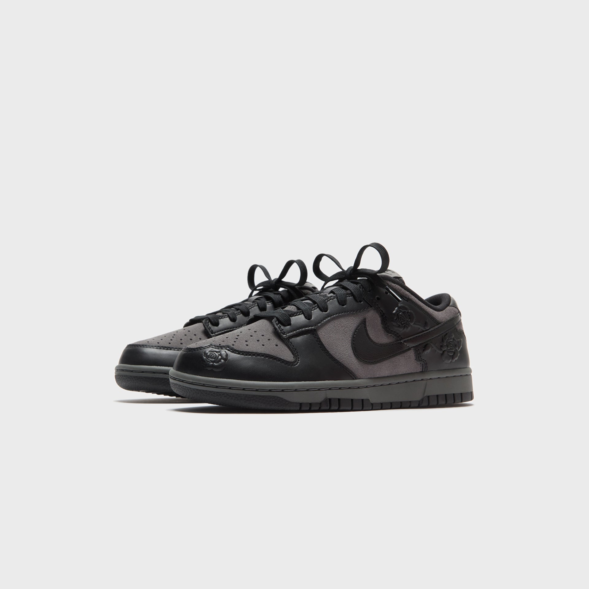 Nike WMNS Dunk Low SE - Iron Grey / Black / Iron Grey