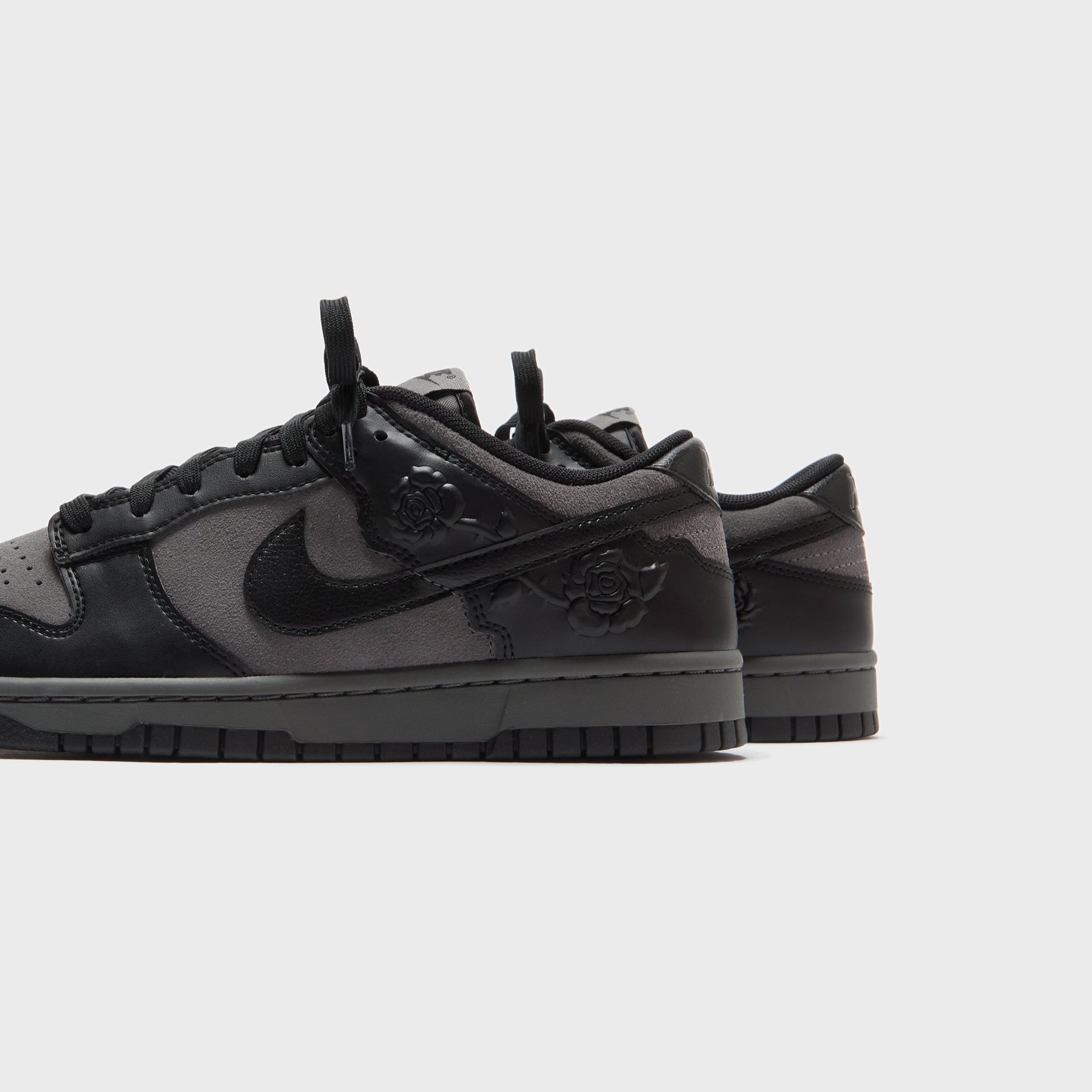 Nike WMNS Dunk Low SE - Iron Grey / Black / Iron Grey