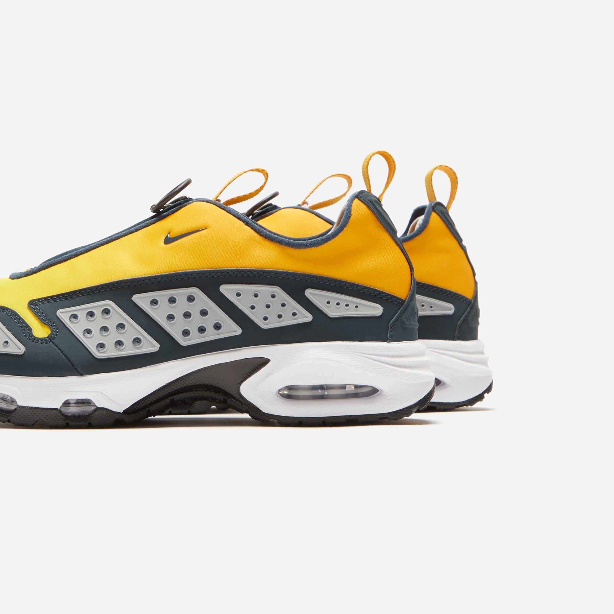 靴 Nike Air Max SNDR CANYON GOLD Nike WMNS Air Max SNDR - Canyon Gold / Light Smoke Grey