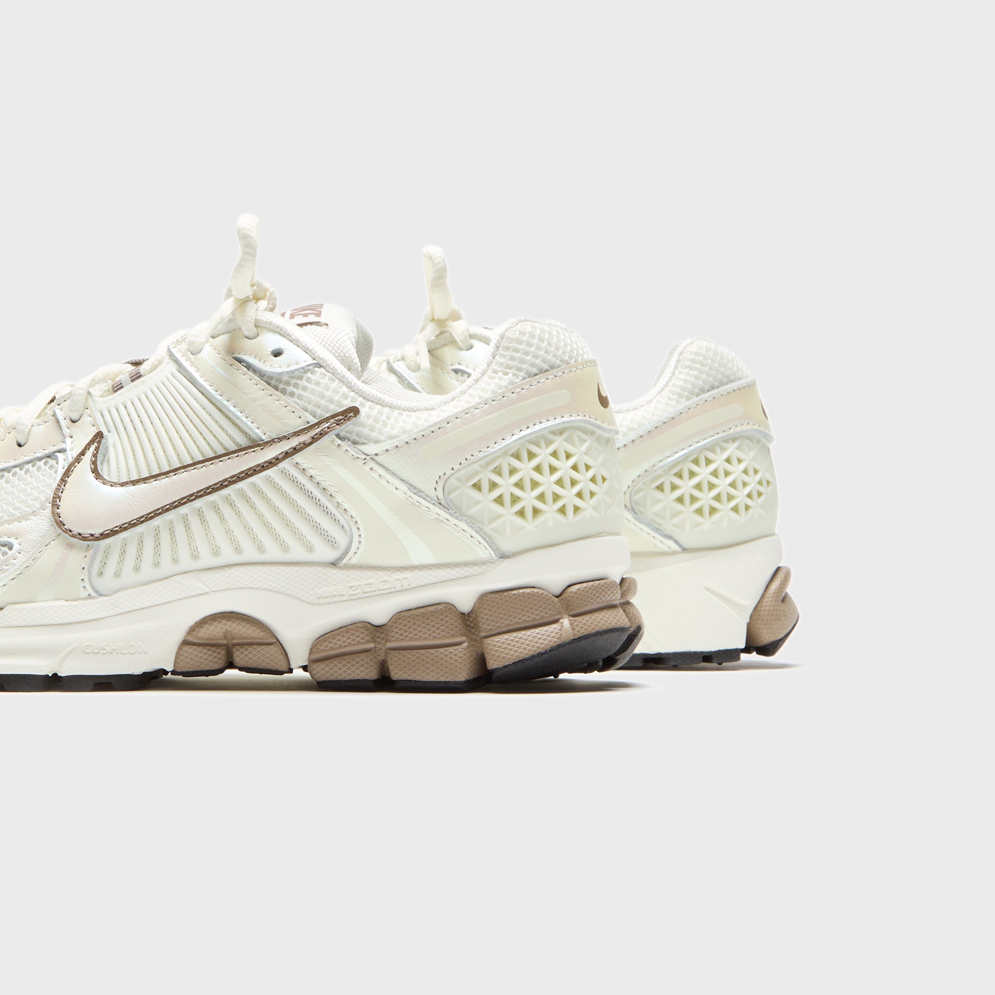 Nike WMNS Zoom Vomero 5 - Sail / Mink Brown / Black – Kith Canada
