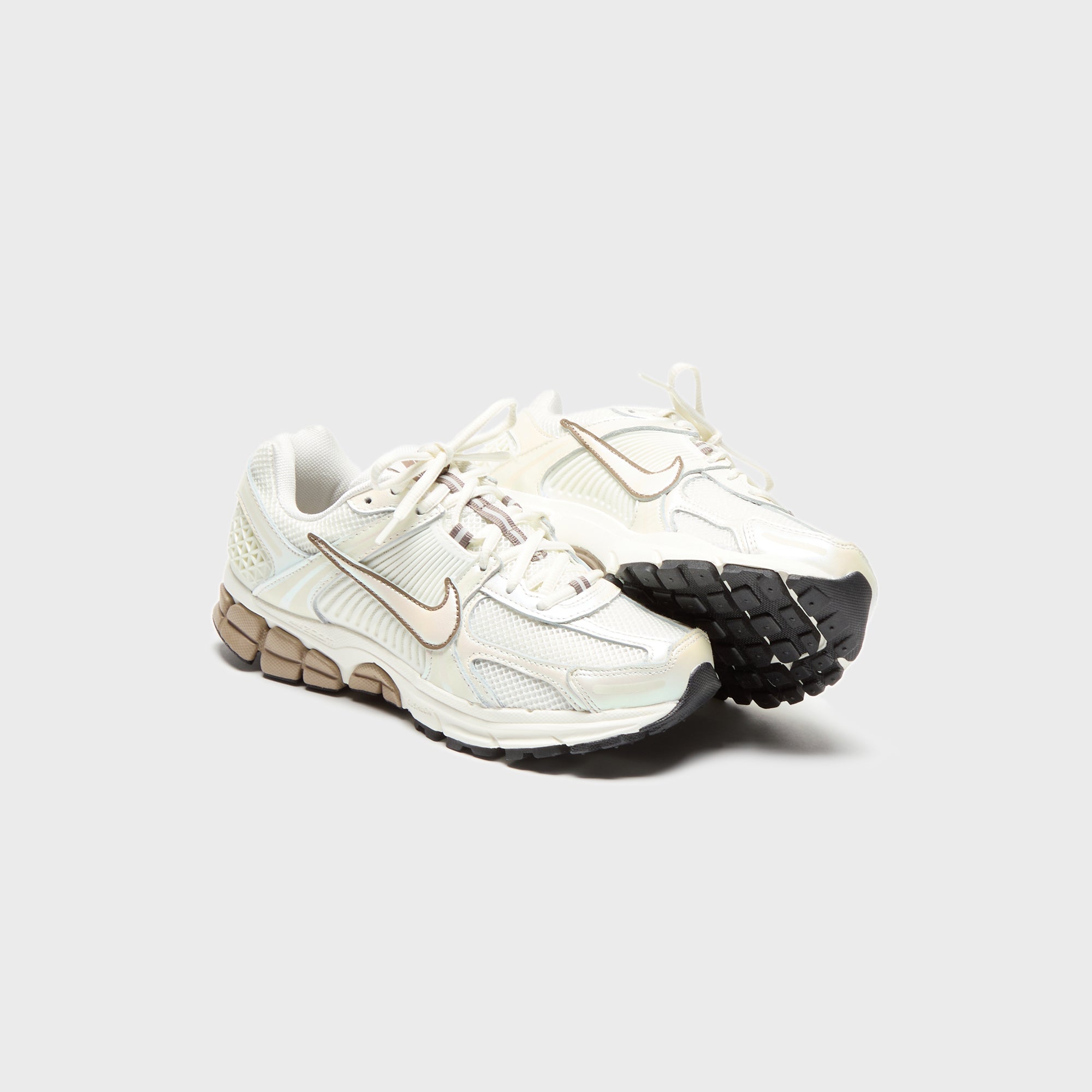 Nike WMNS Zoom Vomero 5 - Sail / Mink Brown / Black – Kith Canada