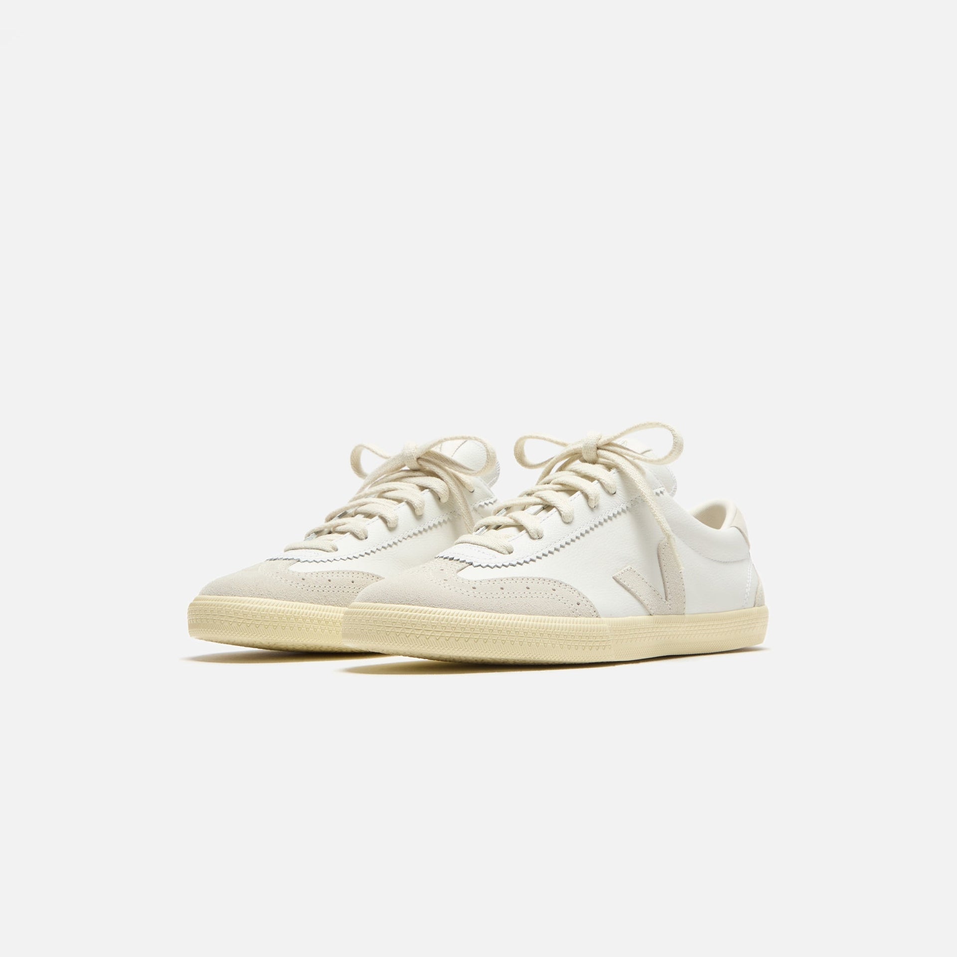 Veja Mens Volley - White / Natural