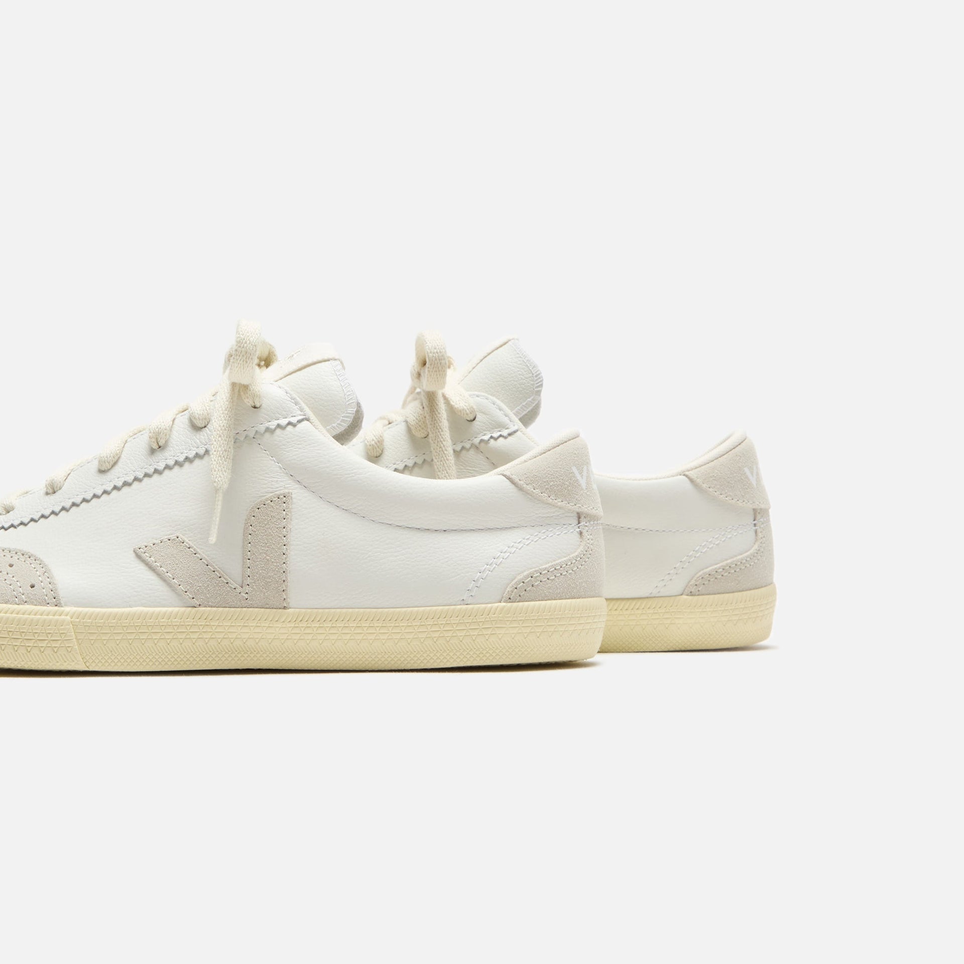 Veja Mens Volley - White / Natural