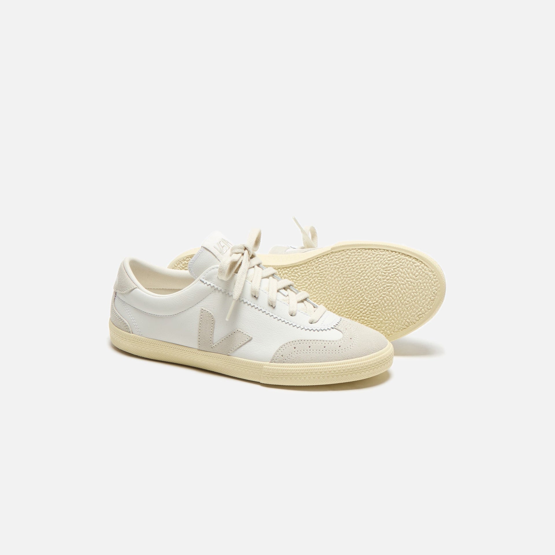 Veja Mens Volley - White / Natural