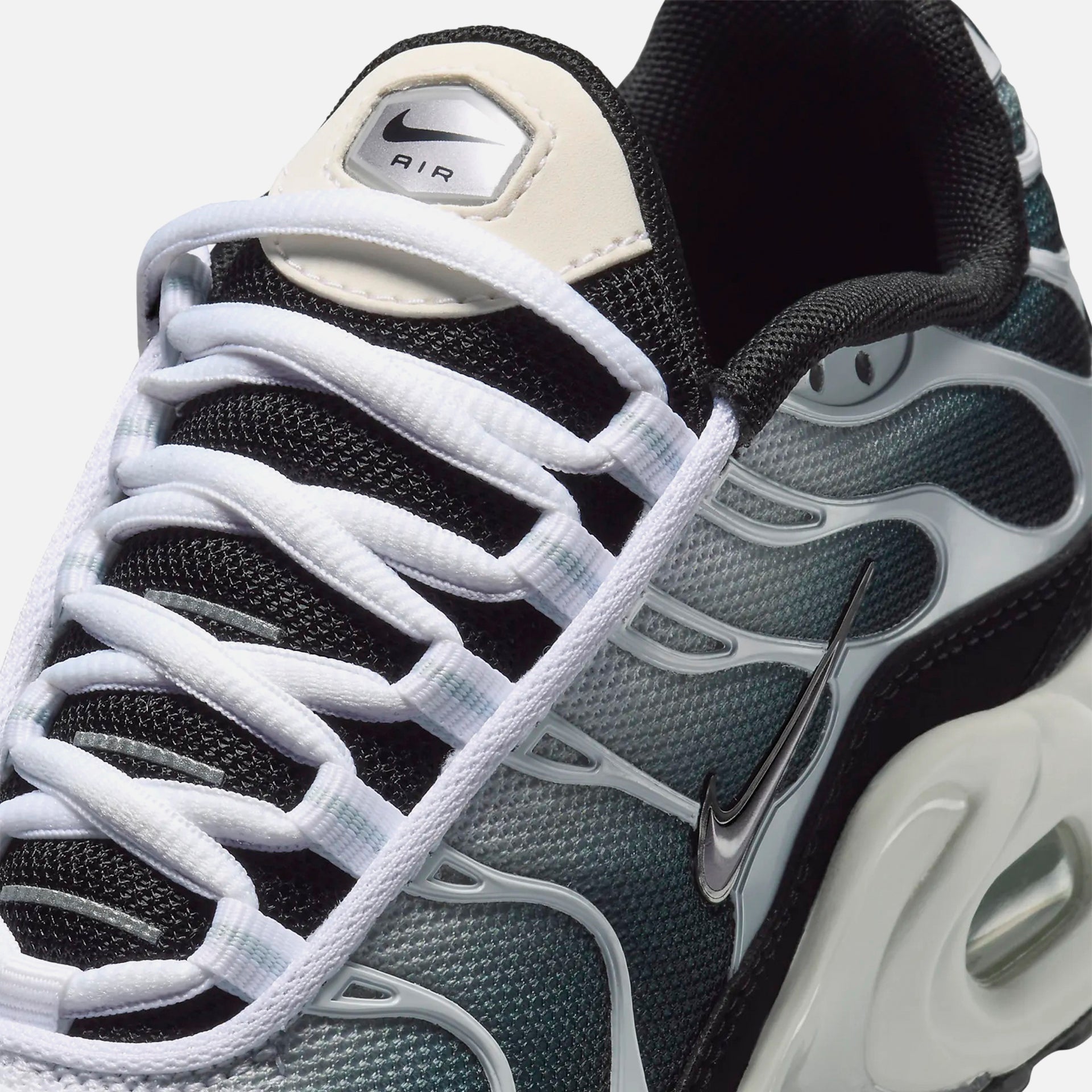 Nike GS Air Max Plus - Black / Metallic Cool Grey / White / Sail