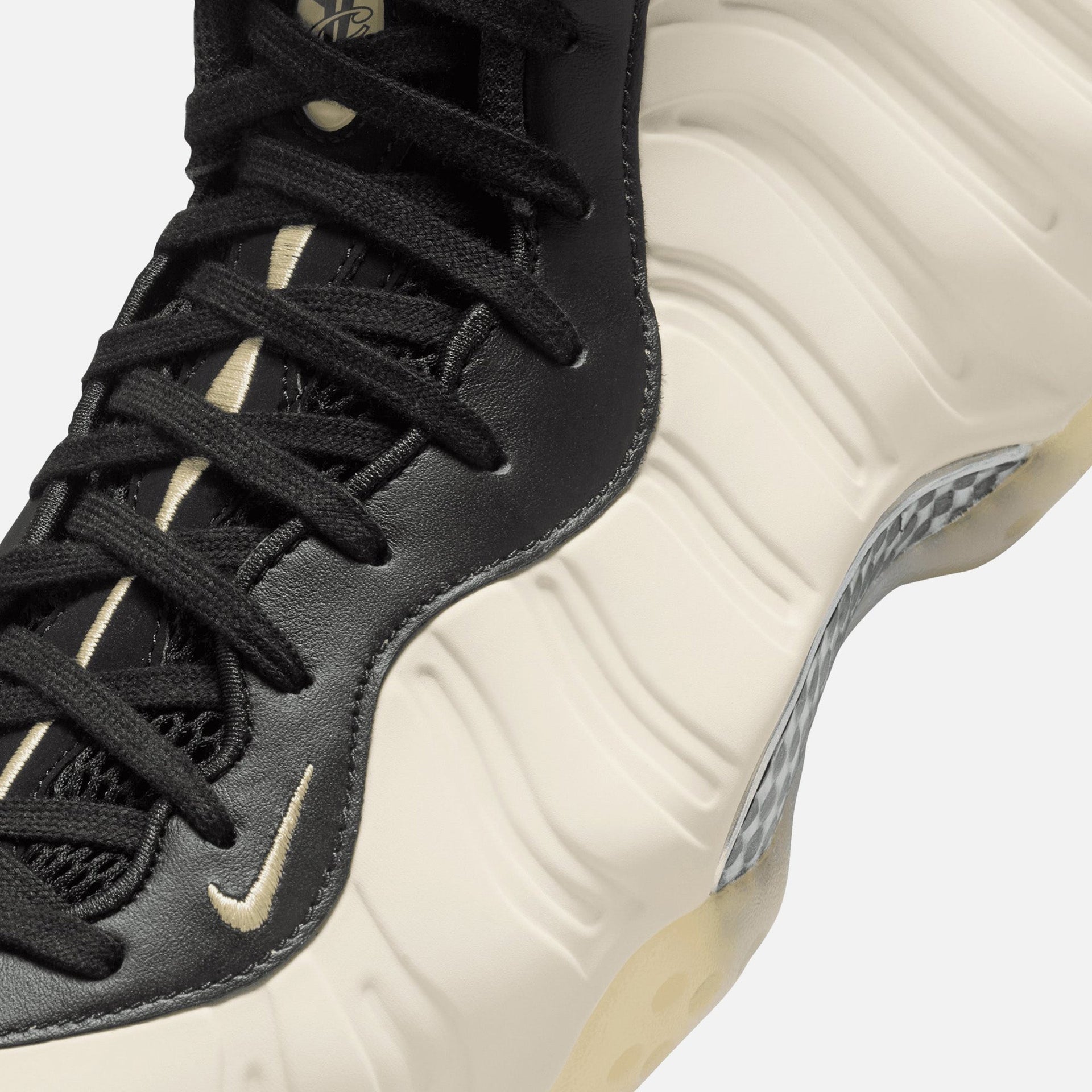 Nike Air Foamposite One - Black / Team Gold / Light Orewood Brown / Chrome